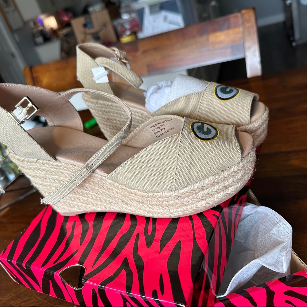 NFL Green Bay Packers Beige Wedge Sandals *never worn* - Picture 2 of 3